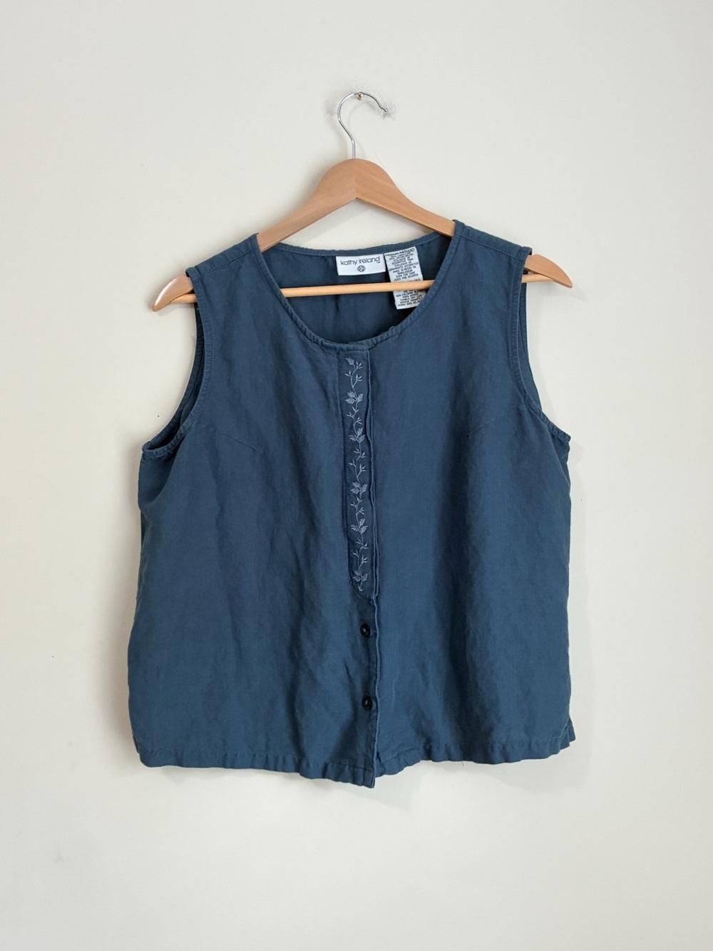 kathy ireland vintage Boxy Blue Sleeveless Embroidered Button Front Tank